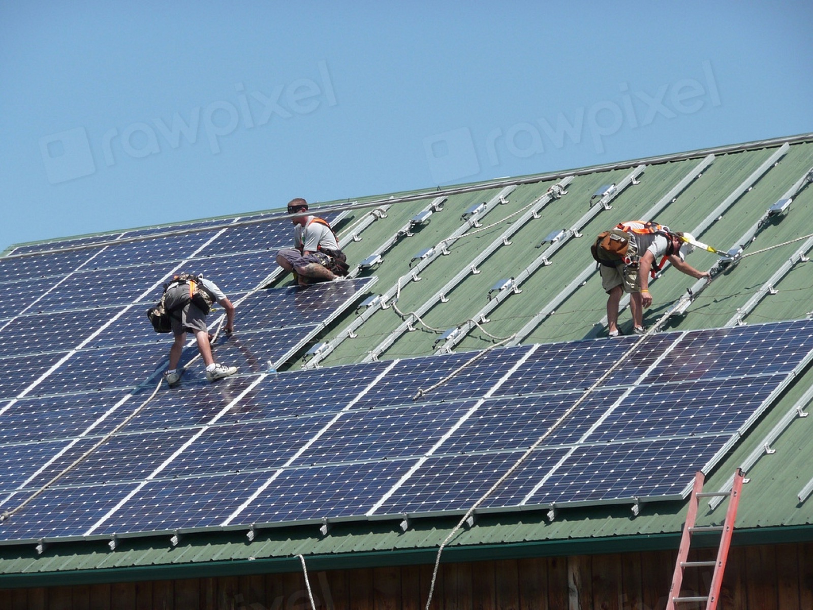 Instalación de paneles solares de gran capacidad sobre la cubierta de una nave comercial