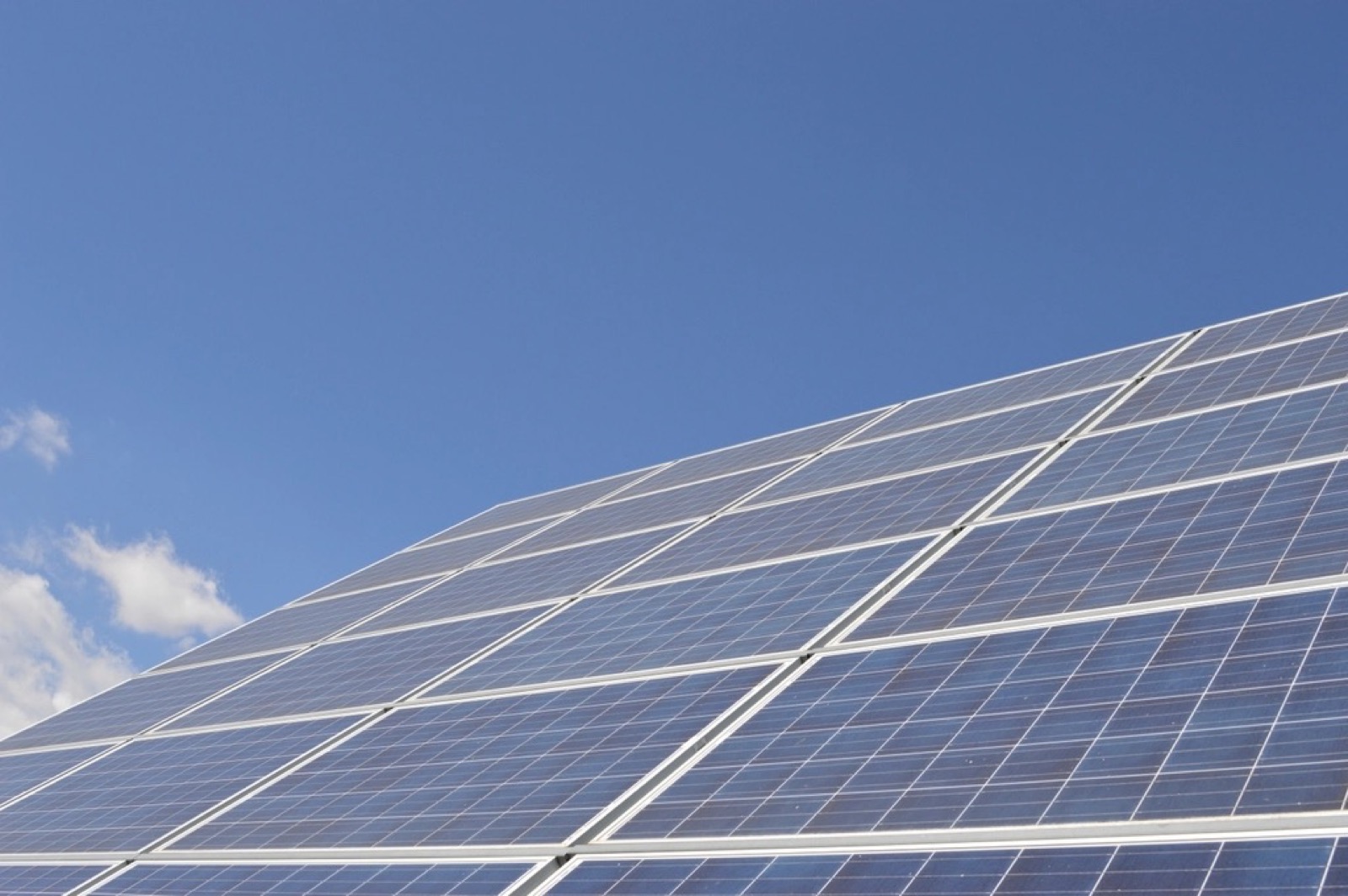Paneles solares conectados a la red eléctrica bajo cielo azul