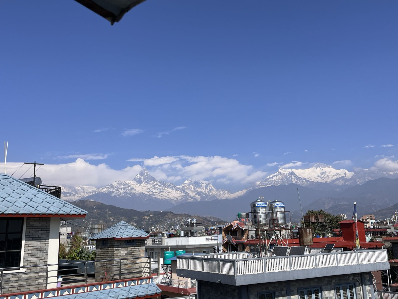 Paneles solares bajo cielo despejado, ideales para el clima soleado de Atlixco